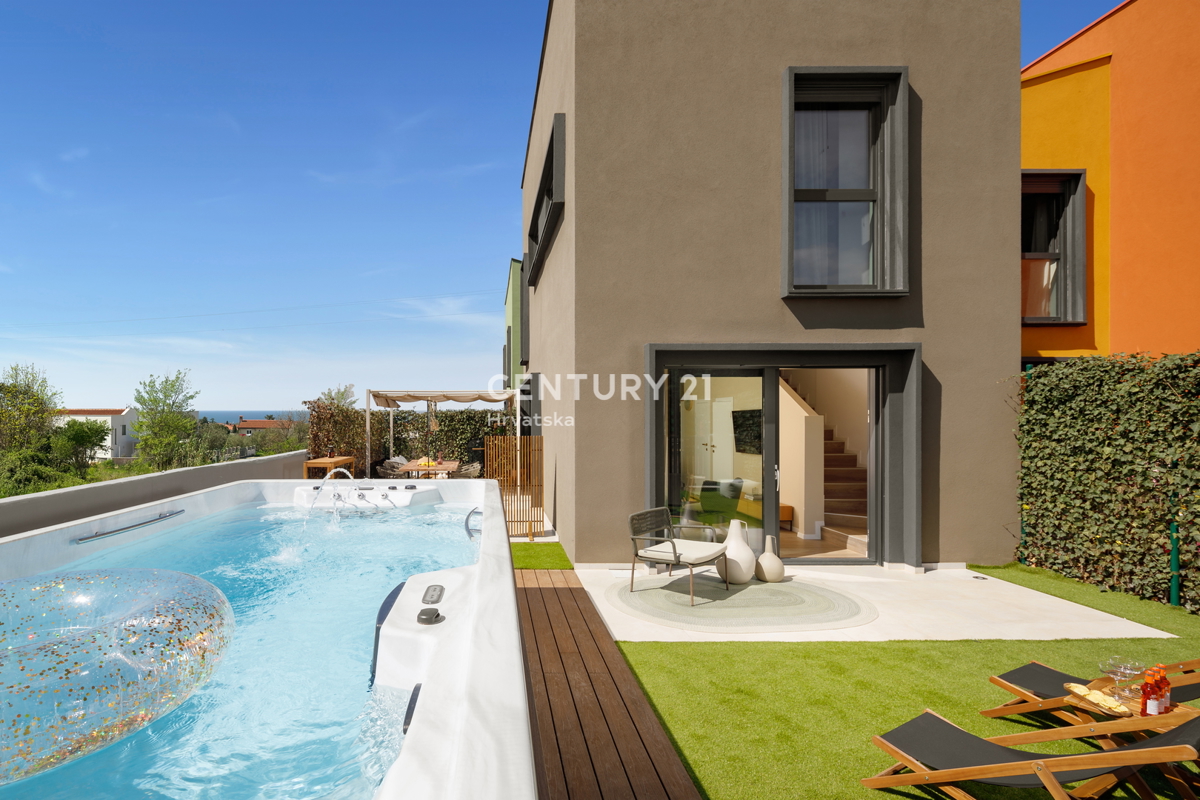 POREČ, VENDESI CASA A SCHIERA A 900 M DAL MARE