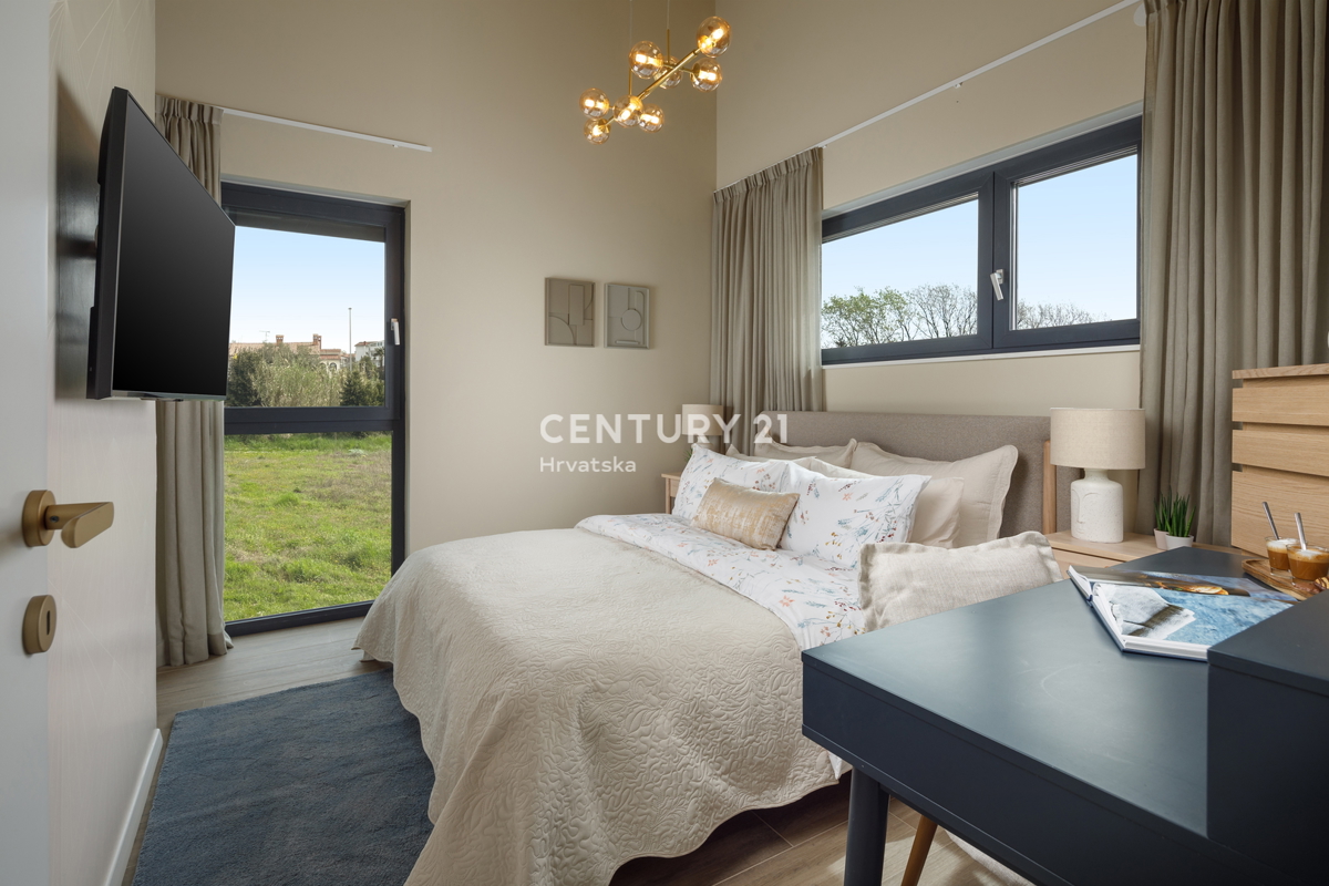 POREČ, VENDESI CASA A SCHIERA A 900 M DAL MARE