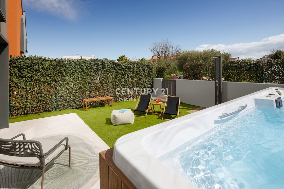 POREČ, VENDESI CASA A SCHIERA A 900 M DAL MARE