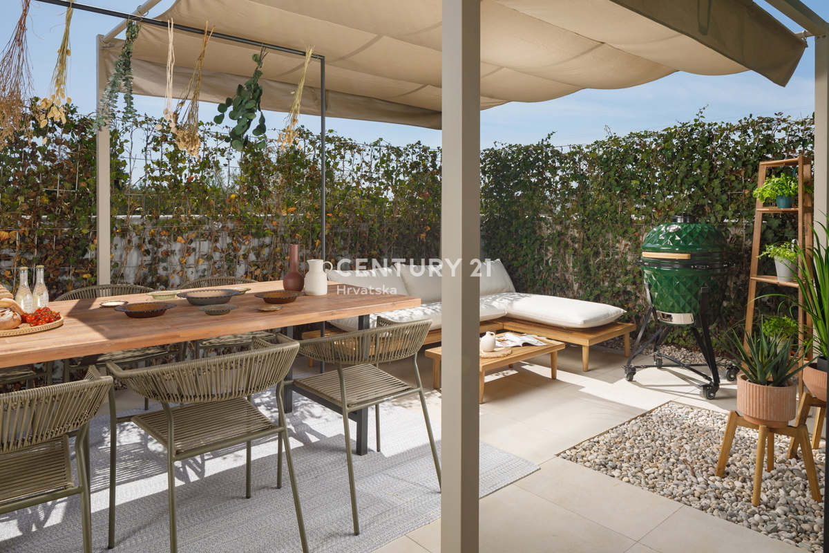 POREČ, VENDESI CASA A SCHIERA A 900 M DAL MARE