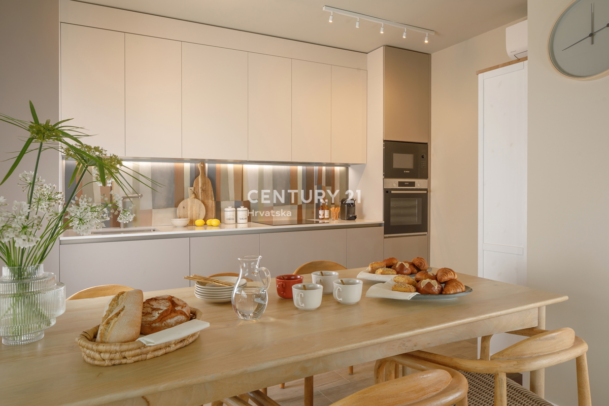 POREČ, VENDESI CASA A SCHIERA A 900 M DAL MARE