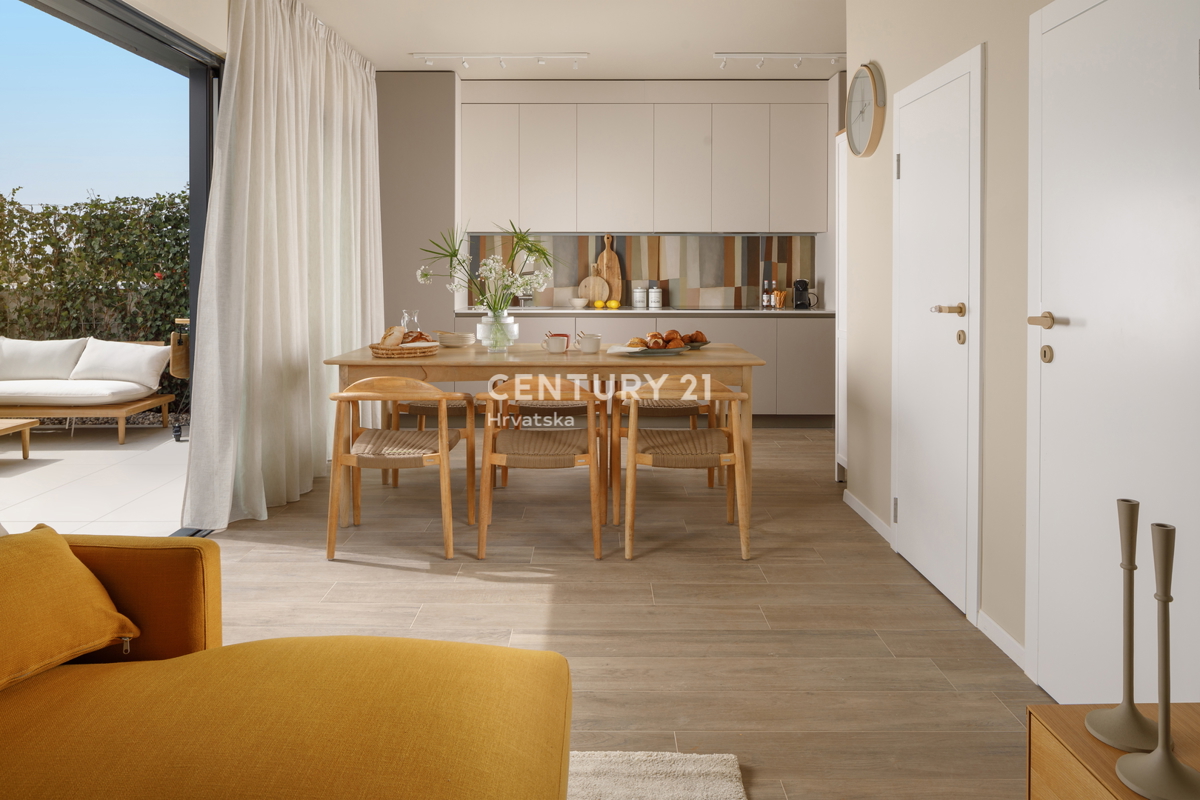 POREČ, VENDESI CASA A SCHIERA A 900 M DAL MARE