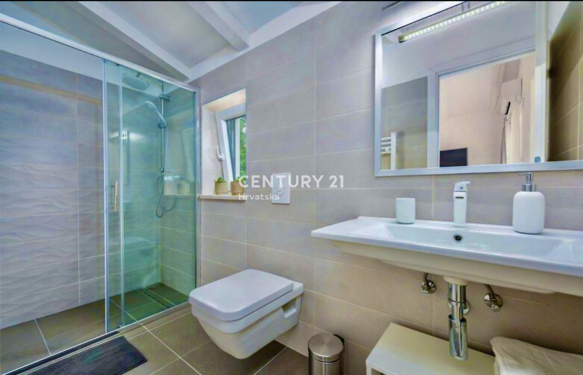 ŽMINJ, DINTORNI, INCANTEVOLE APPARTAMENTO AL PIANO TERRA CIRCONDATO DALLA NATURA