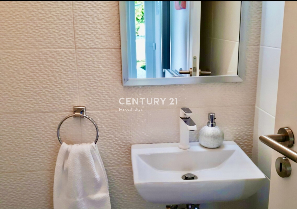 ŽMINJ, DINTORNI, INCANTEVOLE APPARTAMENTO AL PIANO TERRA CIRCONDATO DALLA NATURA