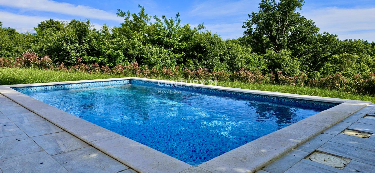 ŽMINJ, DINTORNI, INCANTEVOLE APPARTAMENTO AL PIANO TERRA CIRCONDATO DALLA NATURA