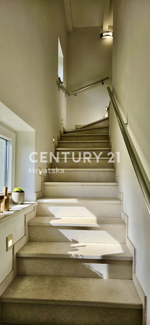 ŽMINJ, DINTORNI, INCANTEVOLE APPARTAMENTO AL PIANO TERRA CIRCONDATO DALLA NATURA