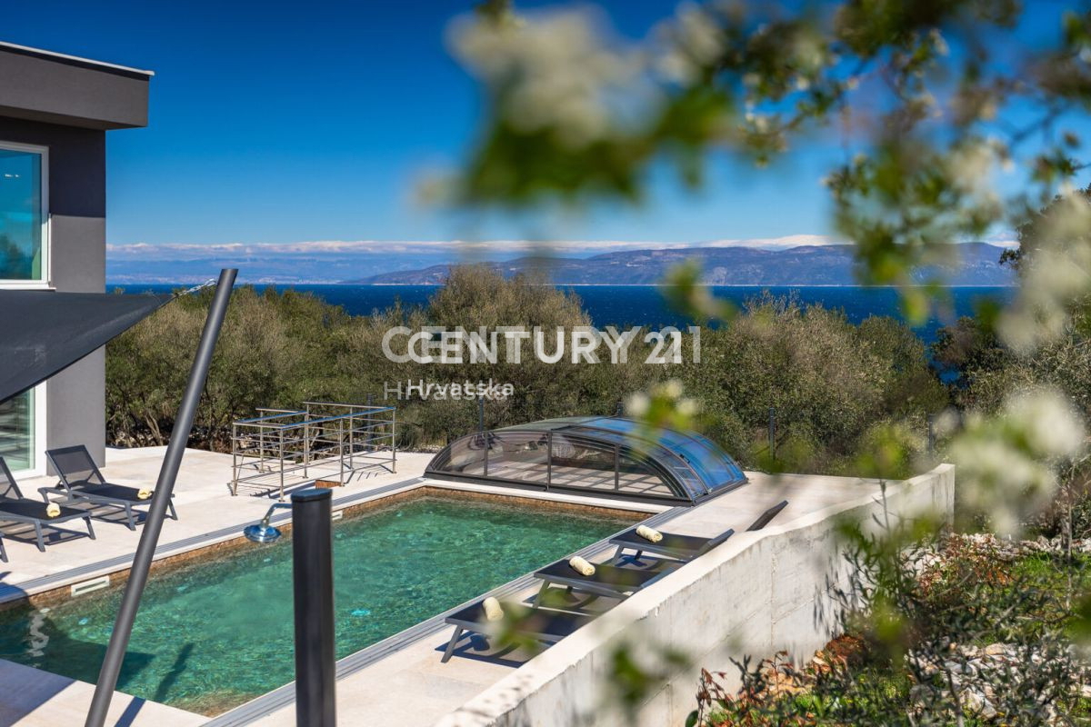 LABIN, VILLA CON PISCINA E 4 CAMERE DA LETTO, 500 M DAL MARE