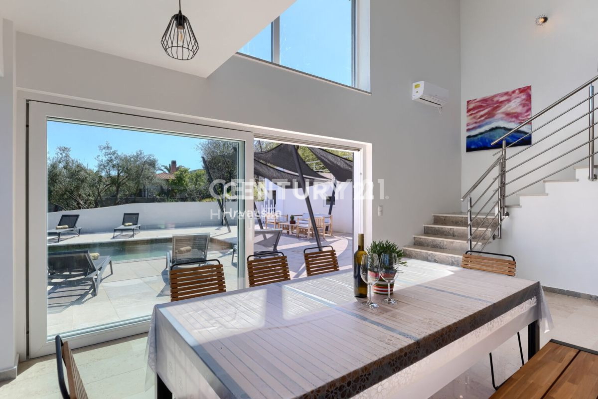 LABIN, VILLA CON PISCINA E 4 CAMERE DA LETTO, 500 M DAL MARE