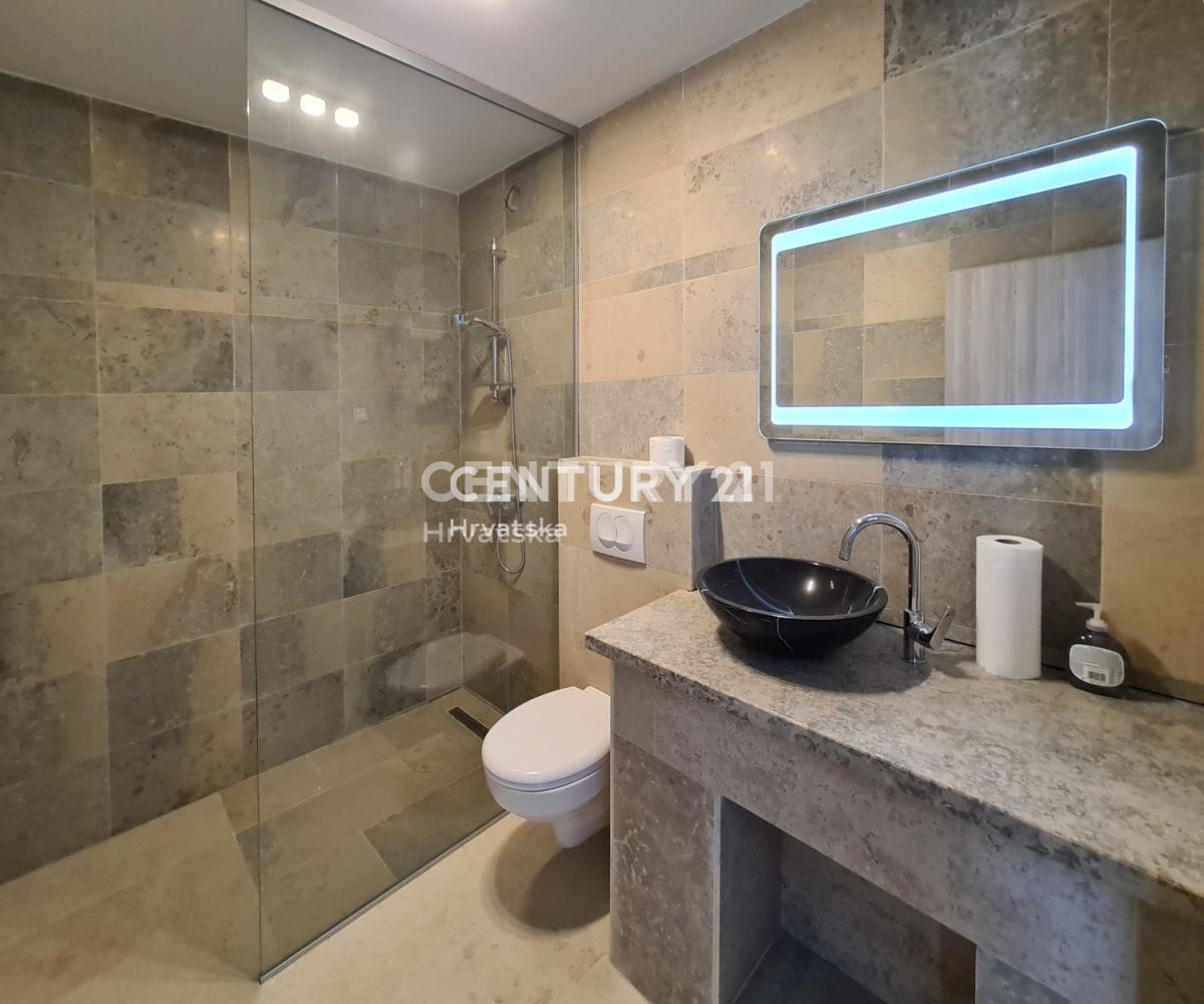 LABIN, VILLA CON PISCINA E 4 CAMERE DA LETTO, 500 M DAL MARE