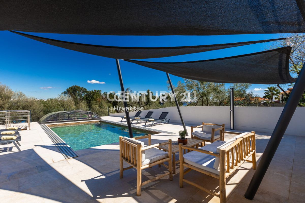 LABIN, VILLA CON PISCINA E 4 CAMERE DA LETTO, 500 M DAL MARE