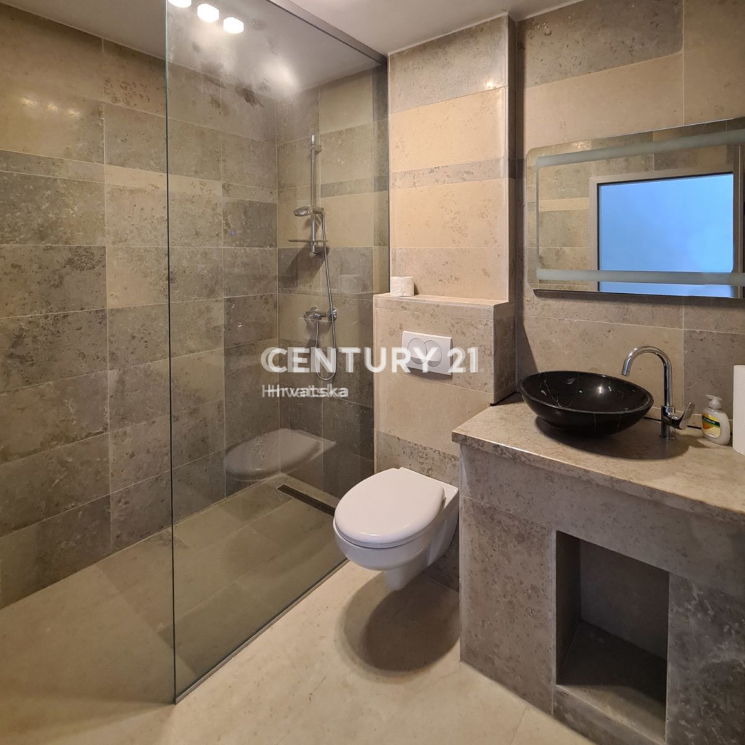 LABIN, VILLA CON PISCINA E 4 CAMERE DA LETTO, 500 M DAL MARE