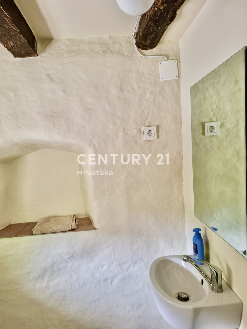 ĆIĆARIJA, BREST, CASA IN PIETRA ABITABILE CIRCONDATA DA NATURA INTACTA