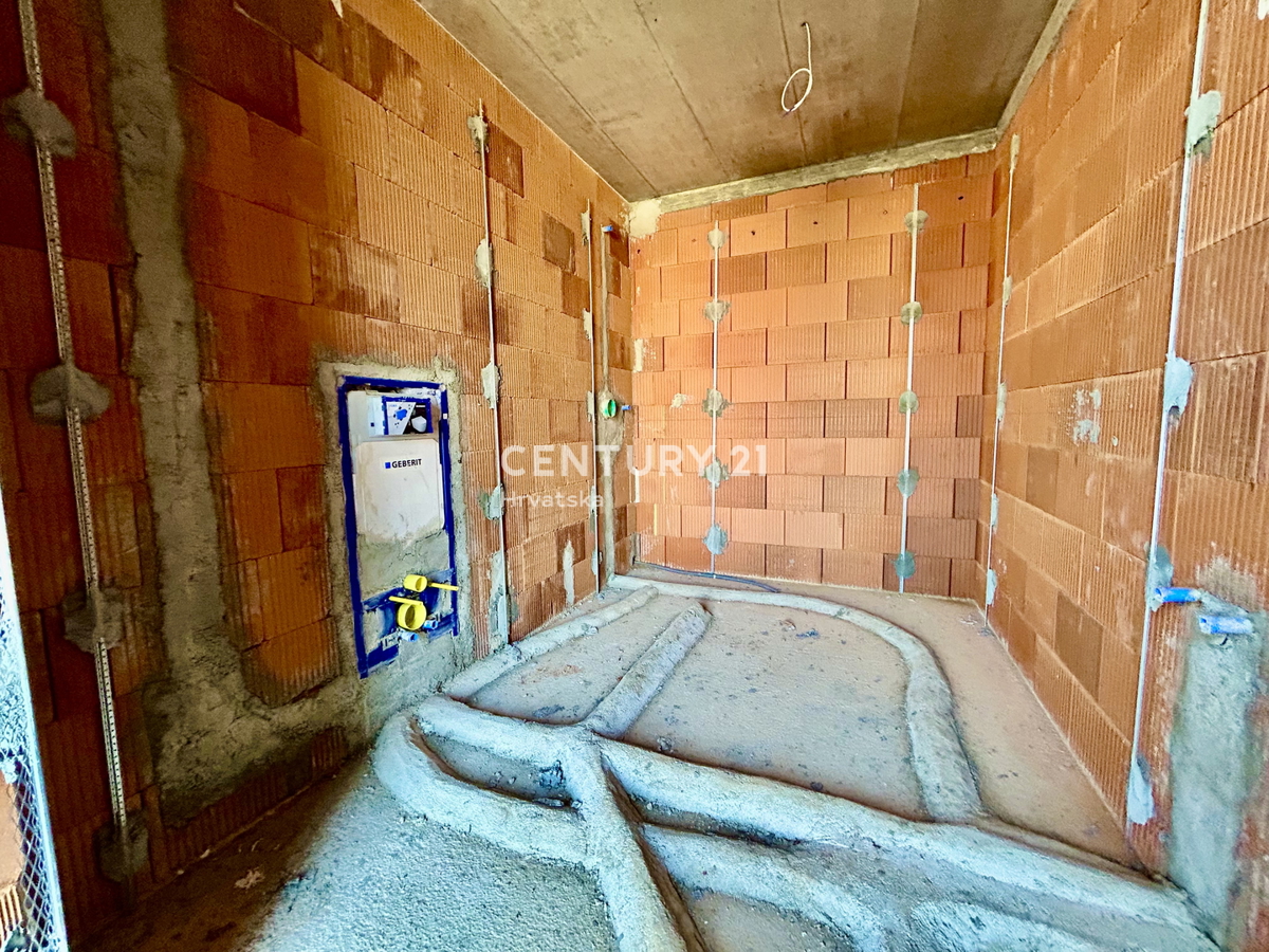 NOVIGRAD, DINTORNI, NUOVA COSTRUZIONE A SOLO 1,5 KM DALLA SPIAGGIA IN POSIZIONE TOP