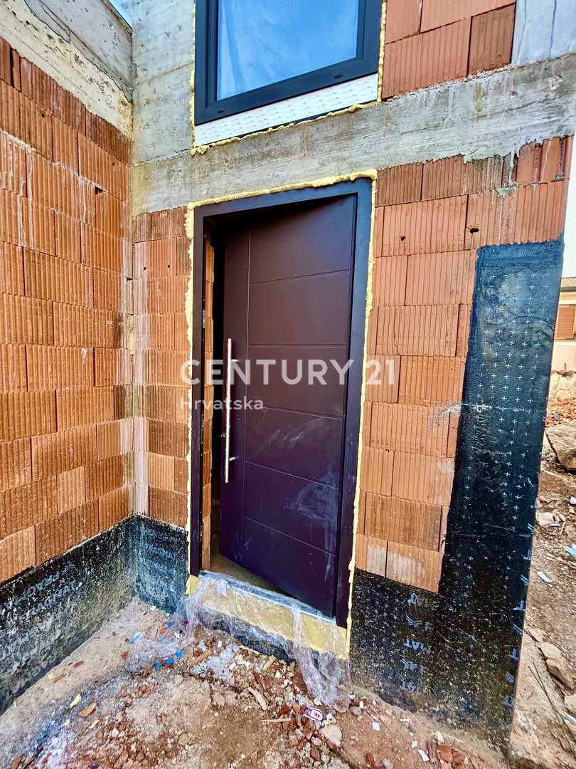 NOVIGRAD, DINTORNI, NUOVA COSTRUZIONE A SOLO 1,5 KM DALLA SPIAGGIA IN POSIZIONE TOP