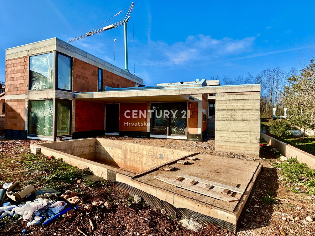 NOVIGRAD, DINTORNI, NUOVA COSTRUZIONE A SOLO 1,5 KM DALLA SPIAGGIA IN POSIZIONE TOP