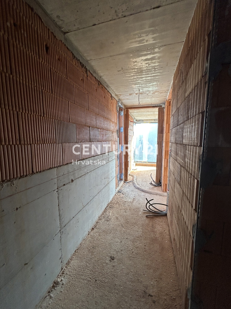 NOVIGRAD, DINTORNI, NUOVA COSTRUZIONE A SOLO 1,5 KM DALLA SPIAGGIA IN POSIZIONE TOP