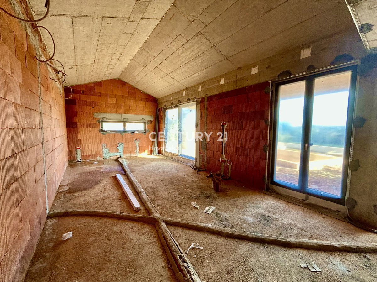 NOVIGRAD, DINTORNI, NUOVA COSTRUZIONE A SOLO 1,5 KM DALLA SPIAGGIA IN POSIZIONE TOP