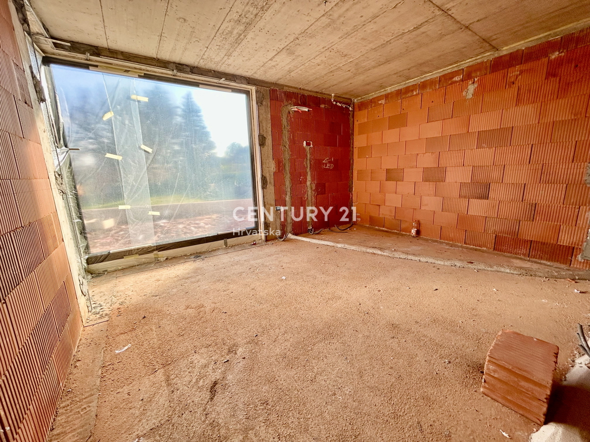 NOVIGRAD, DINTORNI, NUOVA COSTRUZIONE A SOLO 1,5 KM DALLA SPIAGGIA IN POSIZIONE TOP