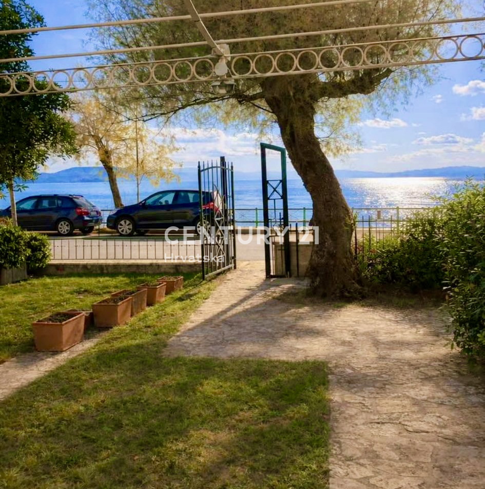 DAJLA, DINTORNI, CASA IN PRIMA FILA SUL MARE E SULLA SPIAGGIA