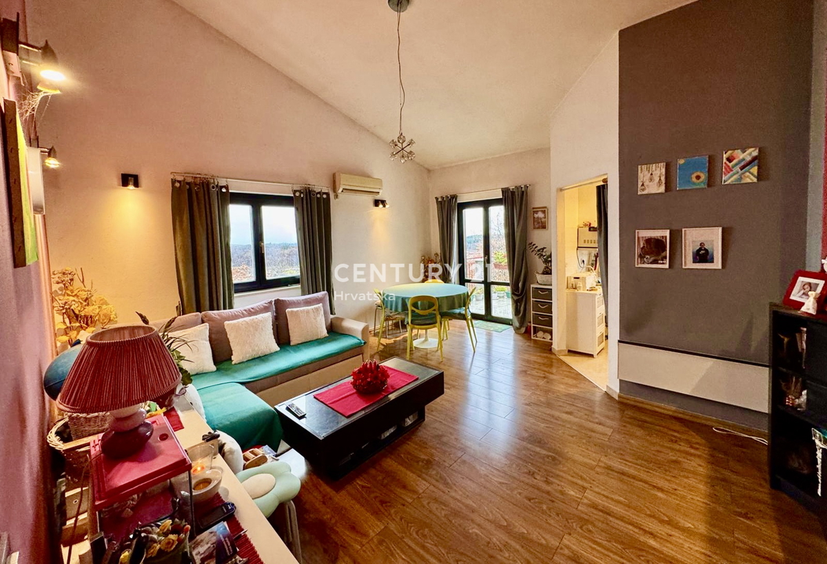 POREČ, APPARTAMENTO DUE LOCALI CON VISTA MARE A SOLI 1,5 KM DAL CENTRO