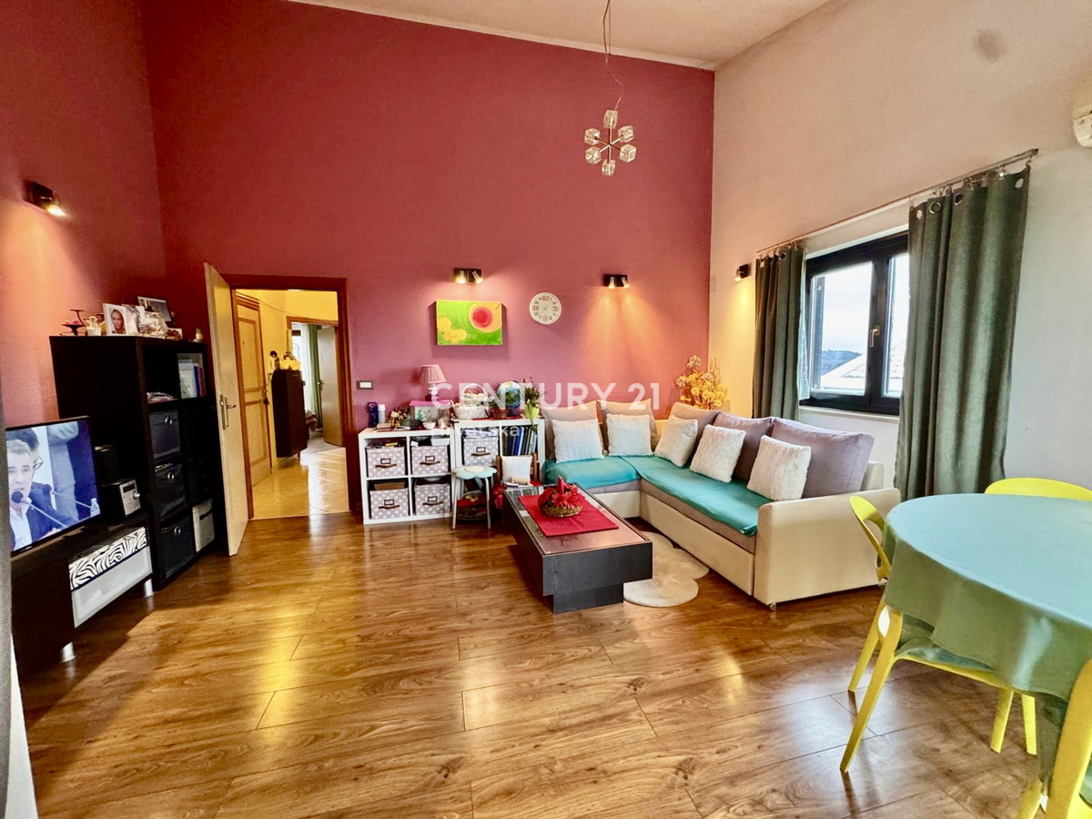 POREČ, APPARTAMENTO DUE LOCALI CON VISTA MARE A SOLI 1,5 KM DAL CENTRO