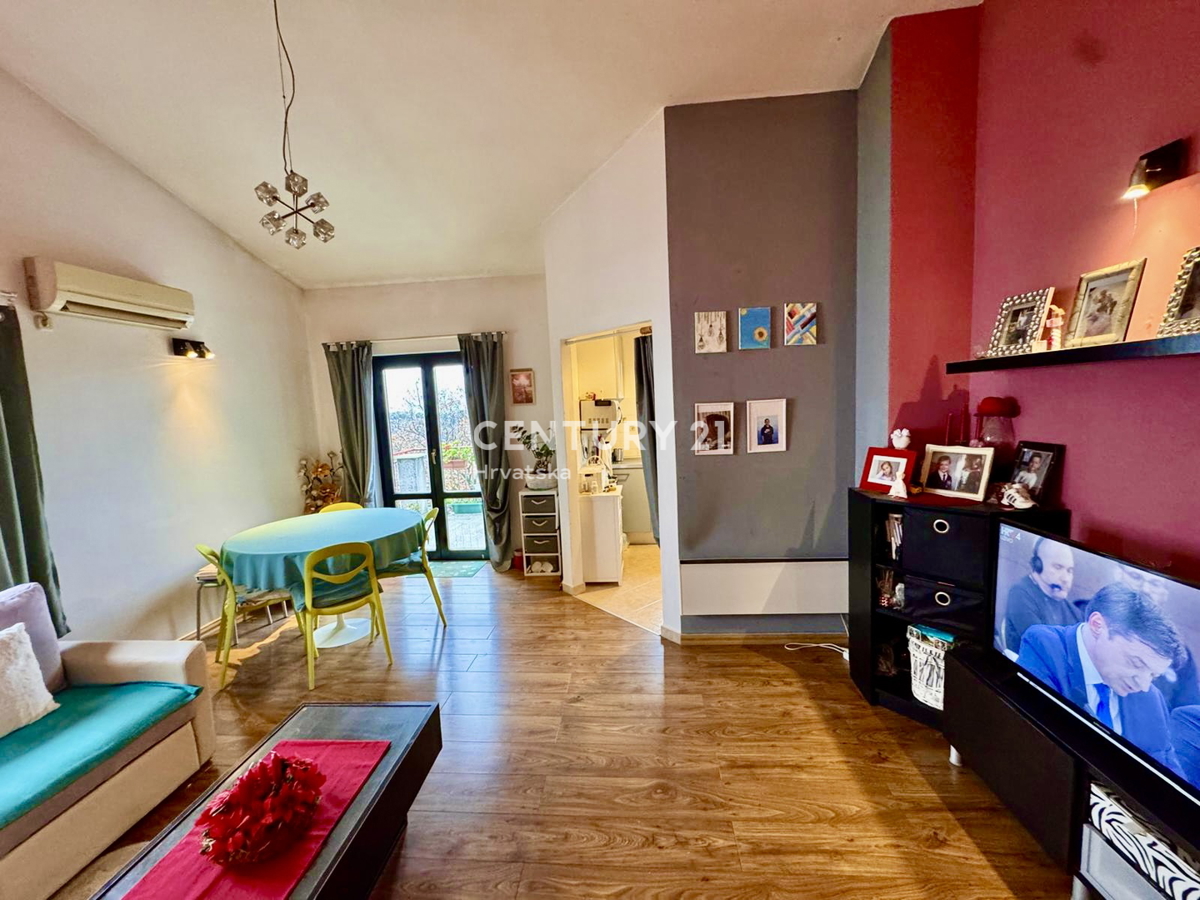 POREČ, APPARTAMENTO DUE LOCALI CON VISTA MARE A SOLI 1,5 KM DAL CENTRO