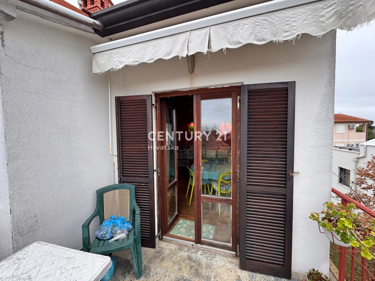 POREČ, APPARTAMENTO DUE LOCALI CON VISTA MARE A SOLI 1,5 KM DAL CENTRO