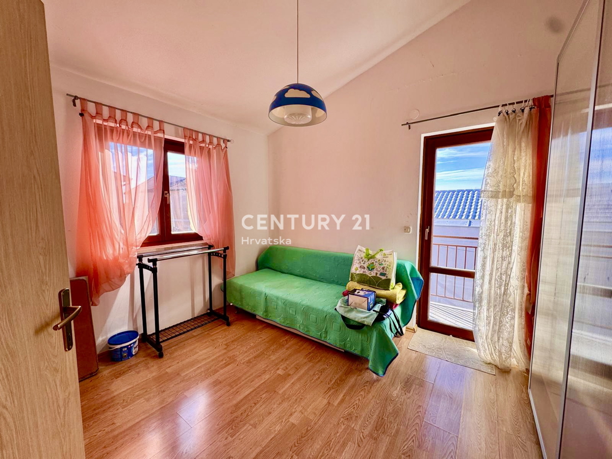 POREČ, APPARTAMENTO DUE LOCALI CON VISTA MARE A SOLI 1,5 KM DAL CENTRO