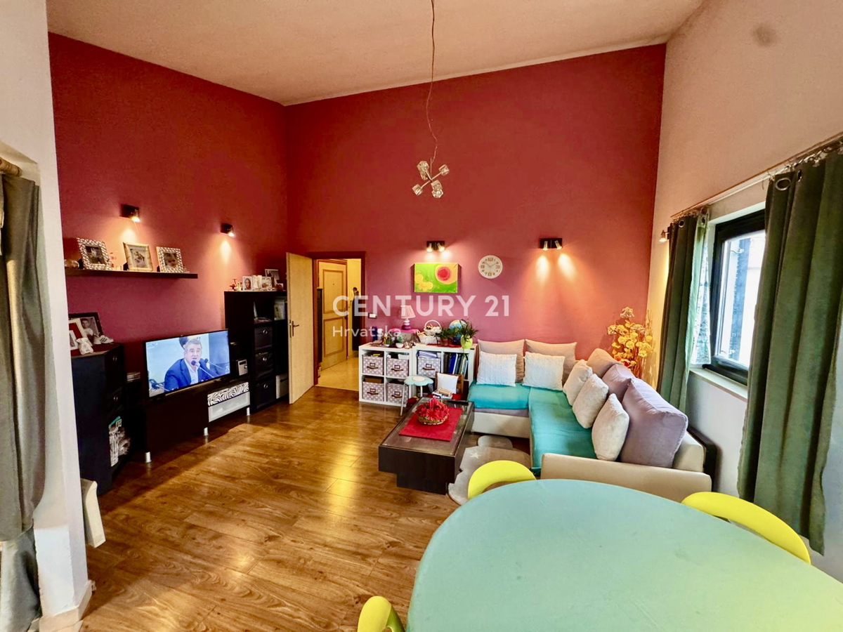 POREČ, APPARTAMENTO DUE LOCALI CON VISTA MARE A SOLI 1,5 KM DAL CENTRO