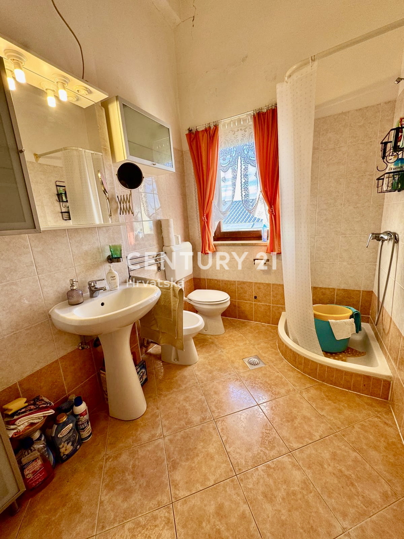 POREČ, APPARTAMENTO DUE LOCALI CON VISTA MARE A SOLI 1,5 KM DAL CENTRO