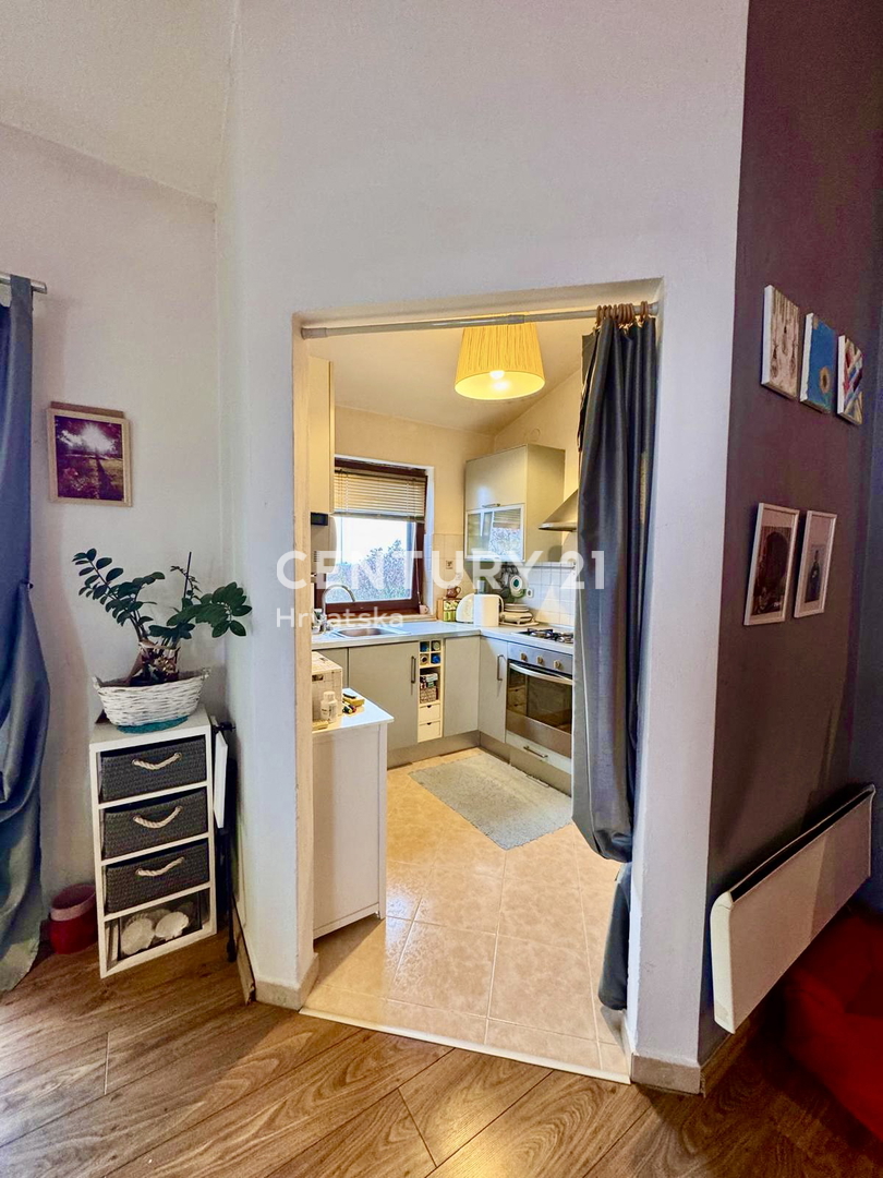 POREČ, APPARTAMENTO DUE LOCALI CON VISTA MARE A SOLI 1,5 KM DAL CENTRO