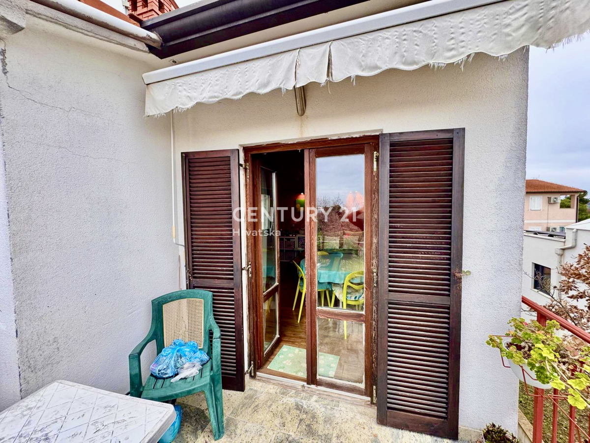 POREČ, APPARTAMENTO DUE LOCALI CON VISTA MARE A SOLI 1,5 KM DAL CENTRO