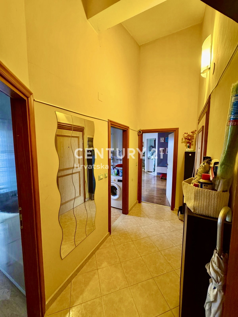 POREČ, APPARTAMENTO DUE LOCALI CON VISTA MARE A SOLI 1,5 KM DAL CENTRO