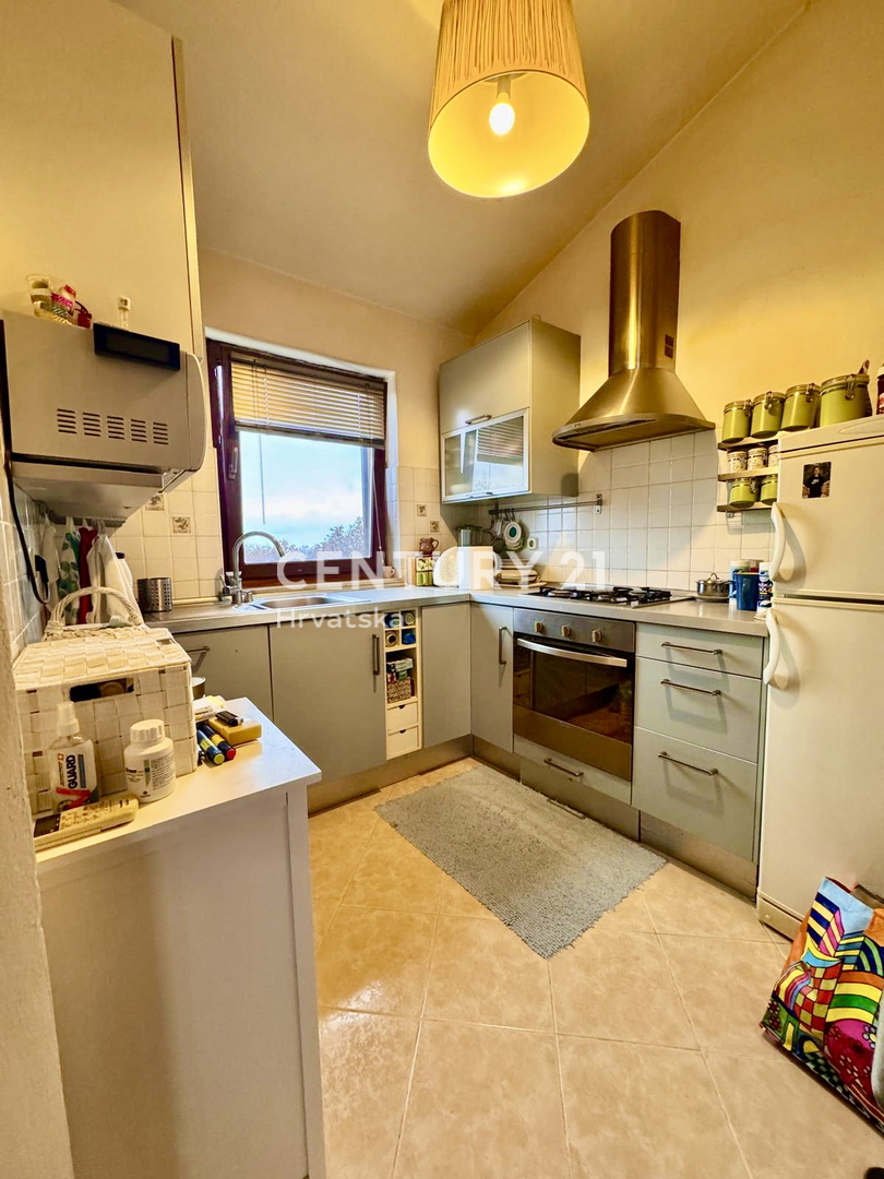 POREČ, APPARTAMENTO DUE LOCALI CON VISTA MARE A SOLI 1,5 KM DAL CENTRO