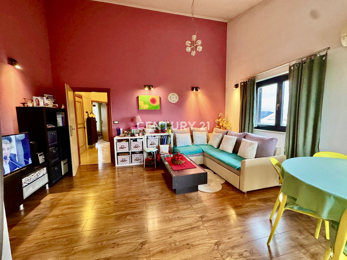 POREČ, APPARTAMENTO DUE LOCALI CON VISTA MARE A SOLI 1,5 KM DAL CENTRO