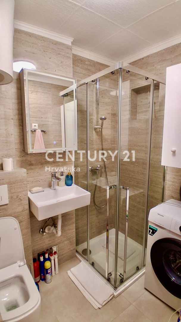 POREČ, ČERVAR PORAT, APPARTAMENTO RISTRUTTURATO A SOLI 150 METRI DALLA SPIAGGIA