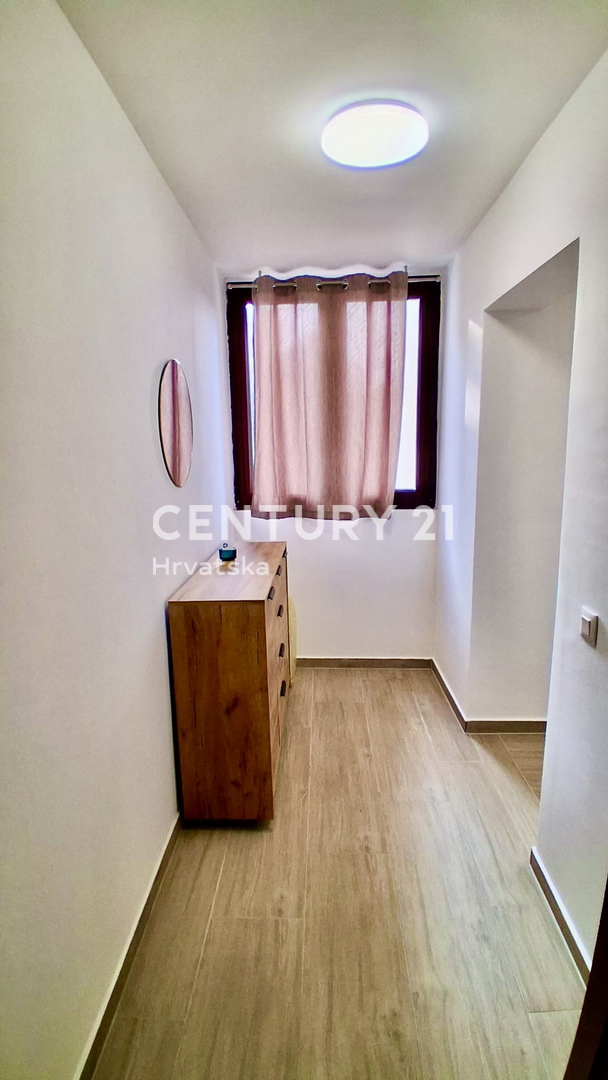 POREČ, ČERVAR PORAT, APPARTAMENTO RISTRUTTURATO A SOLI 150 METRI DALLA SPIAGGIA