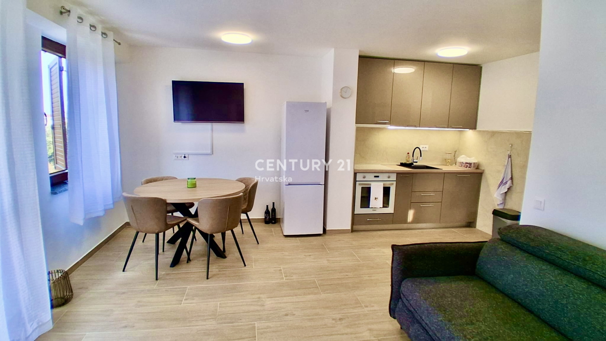 POREČ, ČERVAR PORAT, APPARTAMENTO RISTRUTTURATO A SOLI 150 METRI DALLA SPIAGGIA