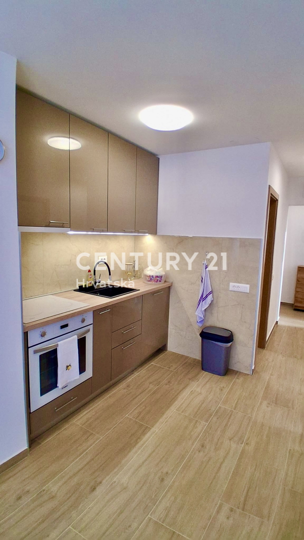 POREČ, ČERVAR PORAT, APPARTAMENTO RISTRUTTURATO A SOLI 150 METRI DALLA SPIAGGIA