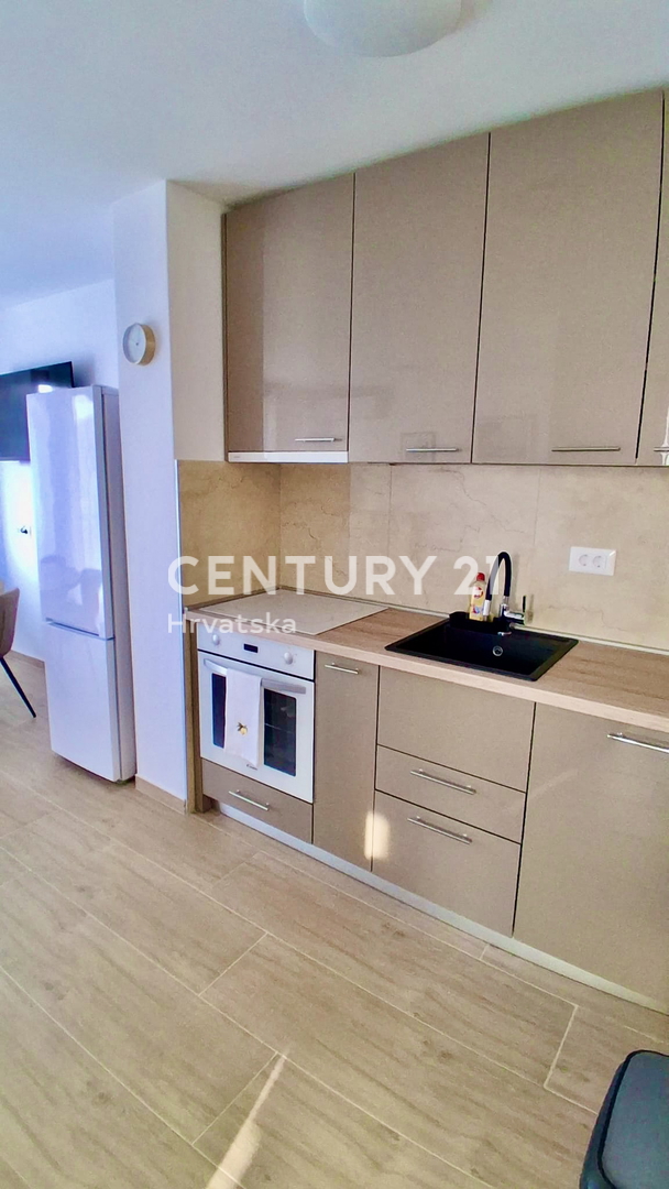 POREČ, ČERVAR PORAT, APPARTAMENTO RISTRUTTURATO A SOLI 150 METRI DALLA SPIAGGIA