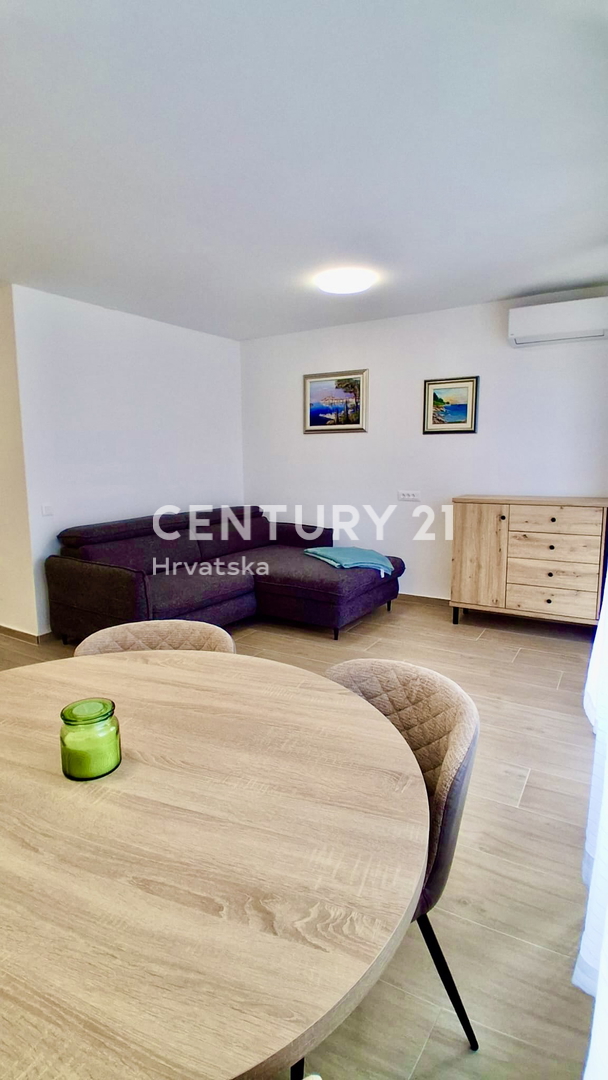 POREČ, ČERVAR PORAT, APPARTAMENTO RISTRUTTURATO A SOLI 150 METRI DALLA SPIAGGIA