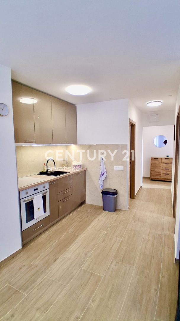 POREČ, ČERVAR PORAT, APPARTAMENTO RISTRUTTURATO A SOLI 150 METRI DALLA SPIAGGIA