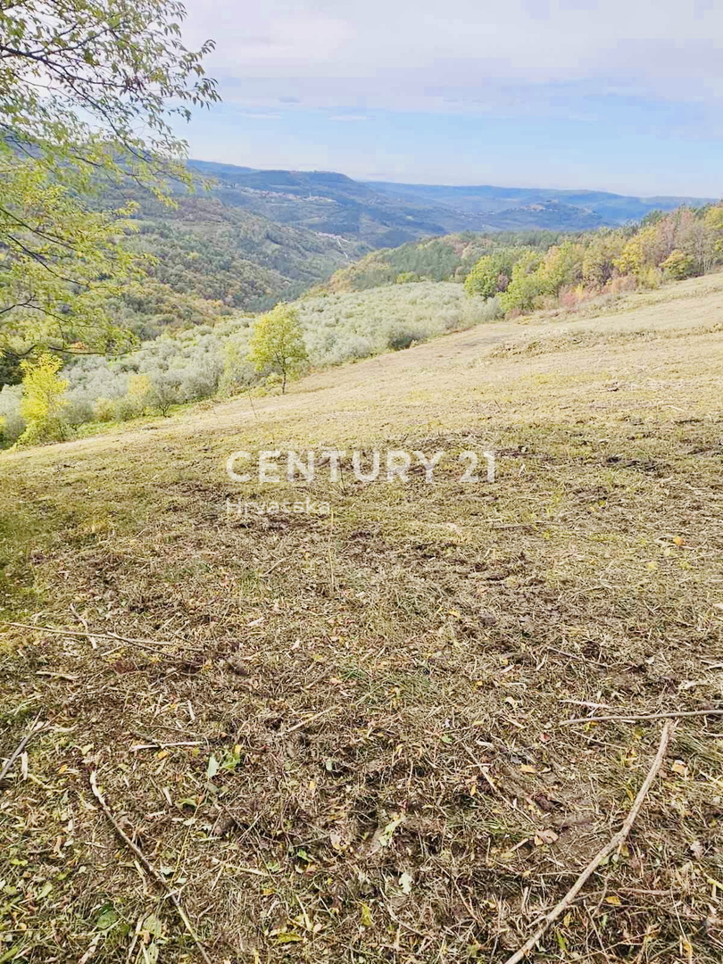 MOTOVUN, DINTORNI, TERRENO EDIFICABILE CON VISTA PANORAMICA