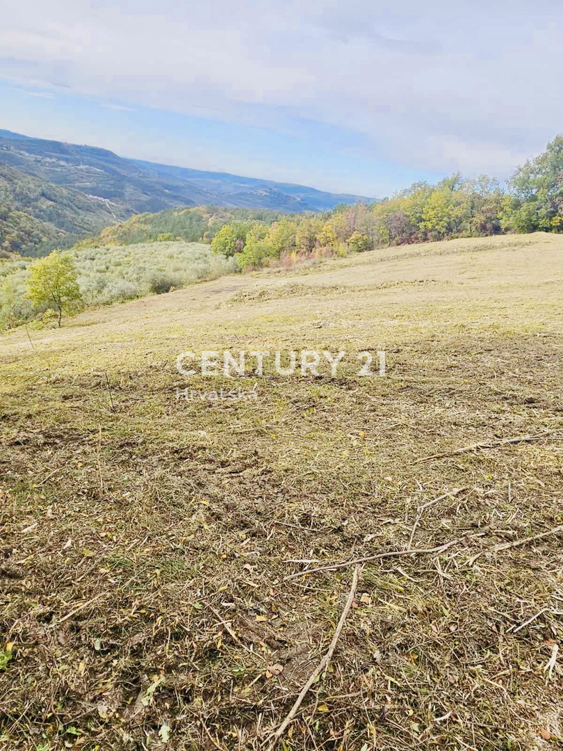 MOTOVUN, DINTORNI, TERRENO EDIFICABILE CON VISTA PANORAMICA