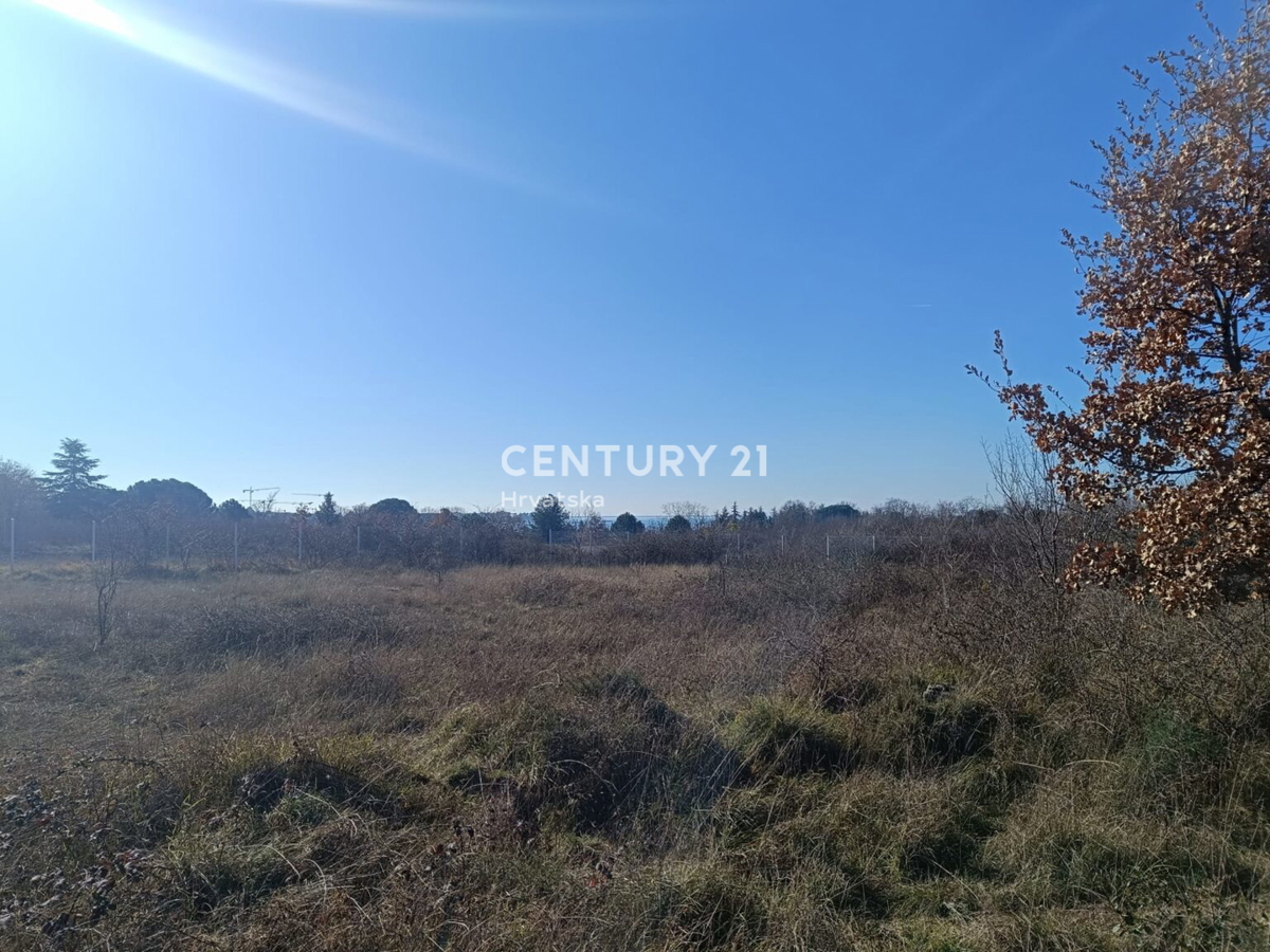 POREČ, TERRENO EDIFICABILE PER LA COSTRUZIONE DI EDIFICI O CASE A SOLI 700 M DAL MARE CON VISTA MARE