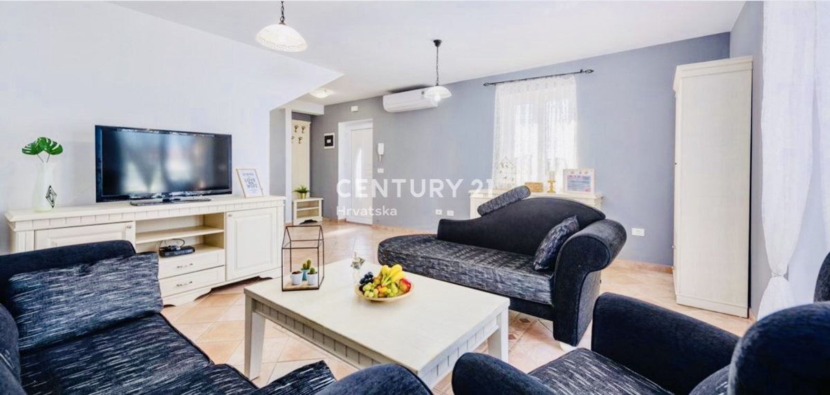 UMAG, DINTORNI, VILLA BIFAMILIARE A SOLI 150 METRI DALLA SPIAGGIA E DAL MARE