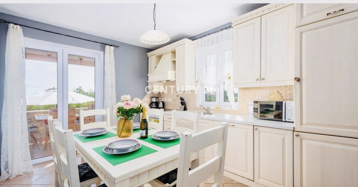 UMAG, DINTORNI, VILLA BIFAMILIARE A SOLI 150 METRI DALLA SPIAGGIA E DAL MARE