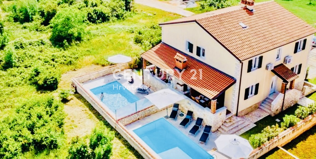 UMAG, DINTORNI, VILLA BIFAMILIARE A SOLI 150 METRI DALLA SPIAGGIA E DAL MARE