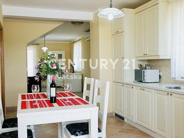 UMAG, DINTORNI, VILLA BIFAMILIARE A SOLI 150 METRI DALLA SPIAGGIA E DAL MARE