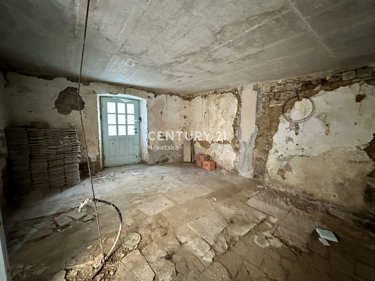 OPRTALJ, CASA IN PIETRA PARZIALMENTE RISTRUTTURATA SU QUATTRO PIANI NEL CENTRO DELLA CITTÀ VECCHIA